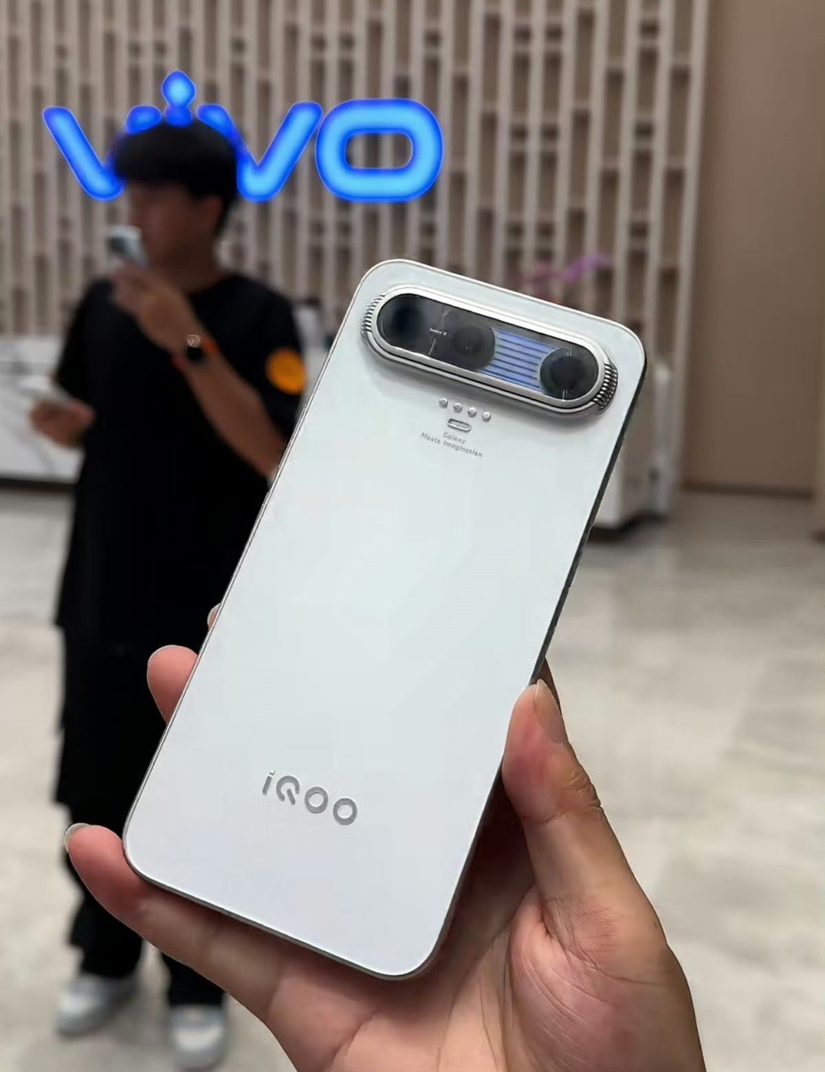 iQOO показала концептуальний смартфон iQOO X із Snapdragon 8 Elite Gen 10 Pro та акумулятором на 15 000 мАг — photo 1